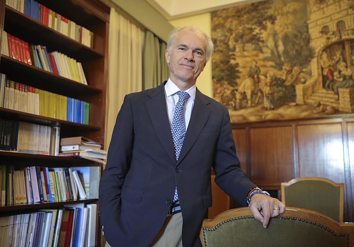 Álvaro Martín en su despacho oficial de la Audiencia de Sevilla