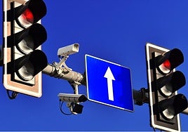 Multas de hasta 200 euros y pérdida de puntos: estos son los semáforos de Sevilla que tienen radares de la DGT