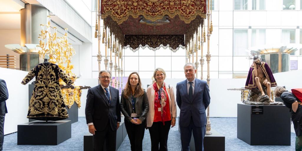La Unión Europea muestra a los profesionales del arte sacro sevillano la hoja de ruta para evitar los plagios de Pakistán