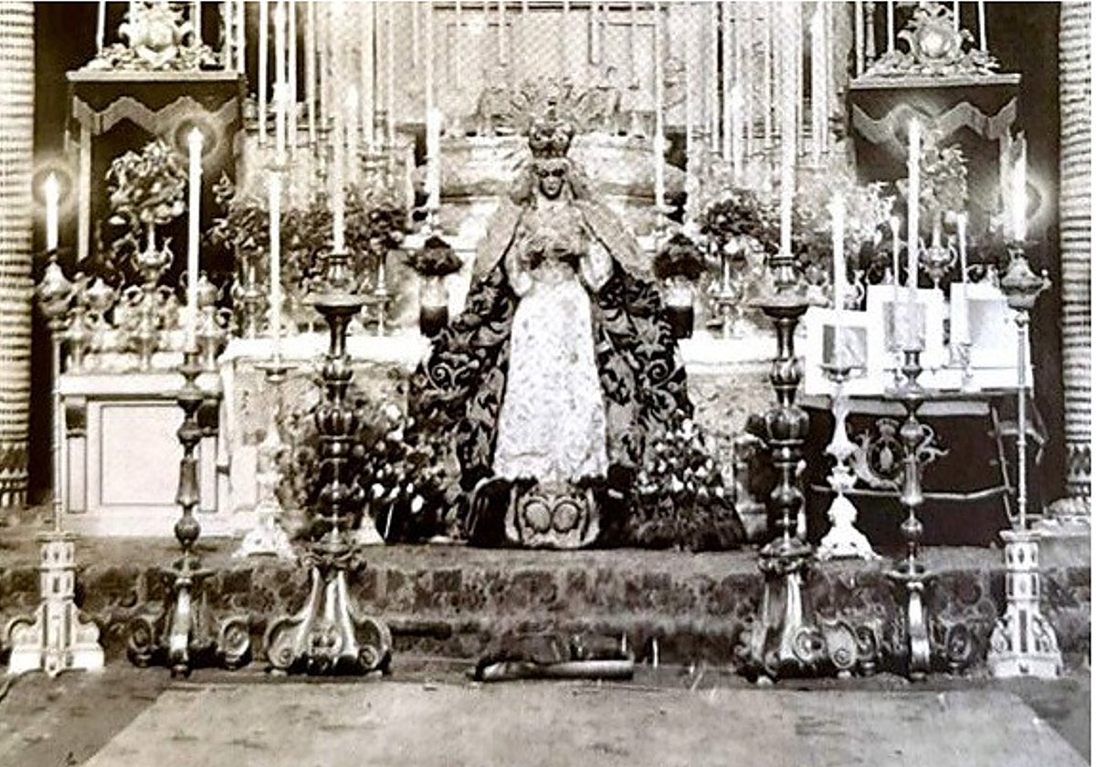 La Macarena en besamanos en San Gil