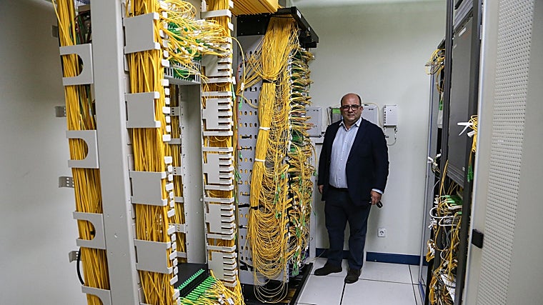 De la Fuente junto a una de las salas más críticas del centro de datos