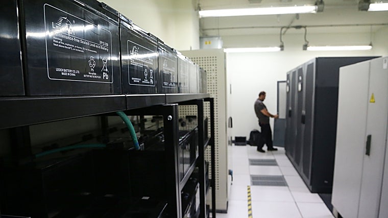 Los centros de datos cuentan con varias capas de seguridad como son las baterías en caso de desconexión de la red