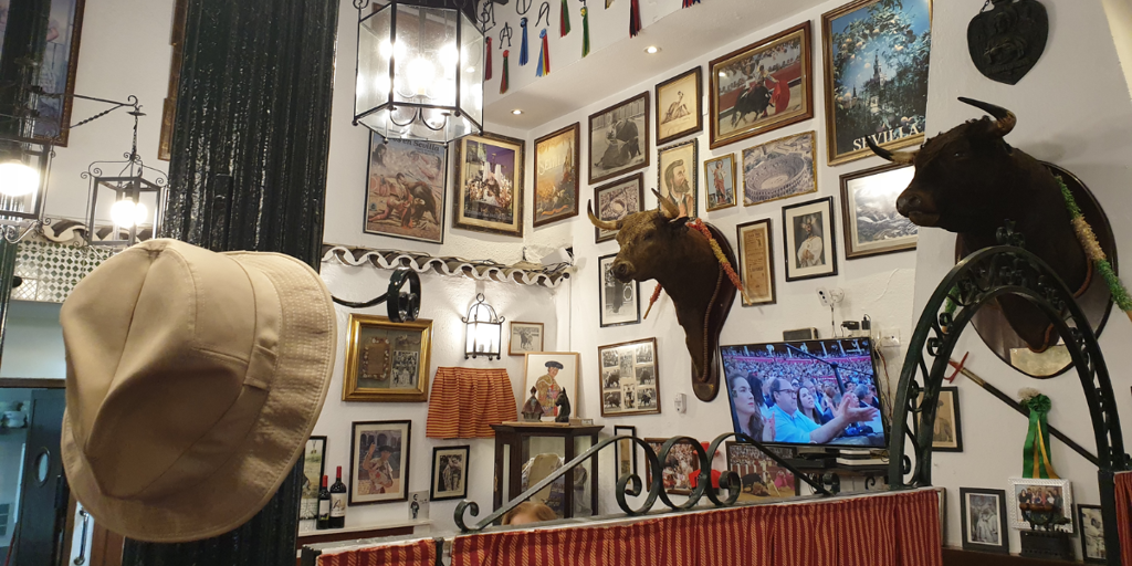El bar que enamora a Arturo Pérez Reverte cuando viaja a Sevilla: «Cuando tapeo sigo colgando mi sombrero en...»