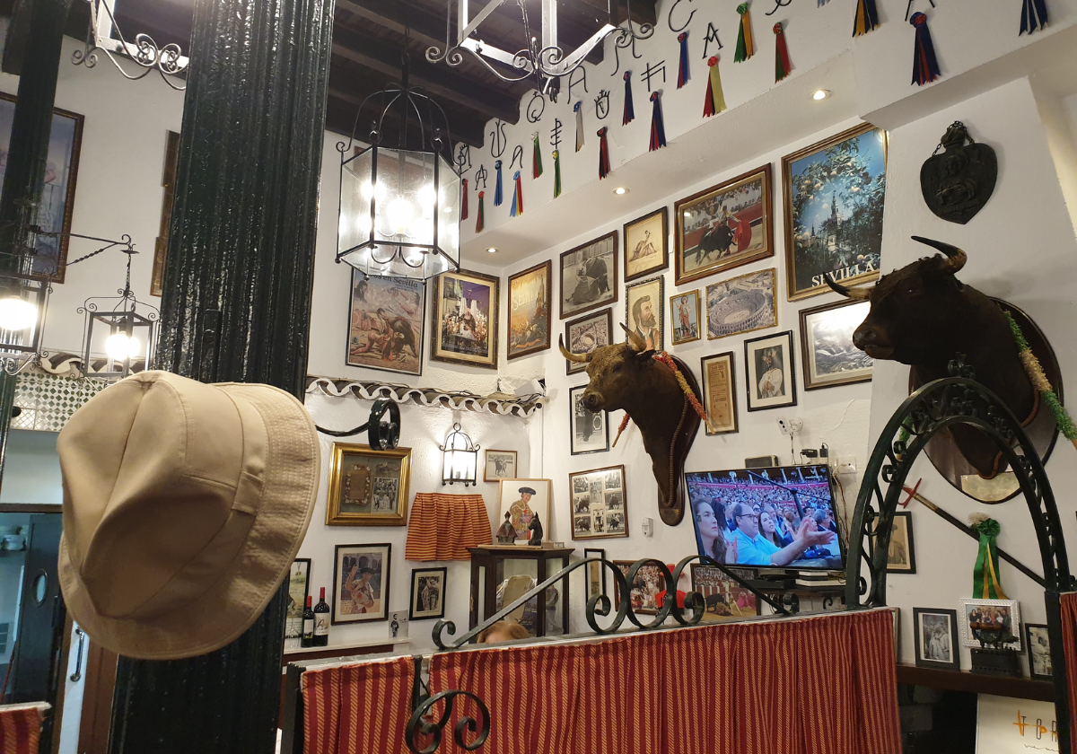 El sombrero de Arturo Pérez-Reverte en el bar Las Piletas