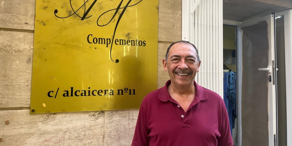 Antonio Hierro echa el cierre en la Alcaicería de la Loza: «Trataba a mis clientes igual que a mis costaleros»