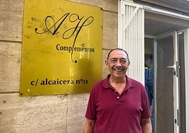 Antonio Hierro echa el cierre en la Alcaicería de la Loza: «Trataba a mis clientes igual que a mis costaleros»