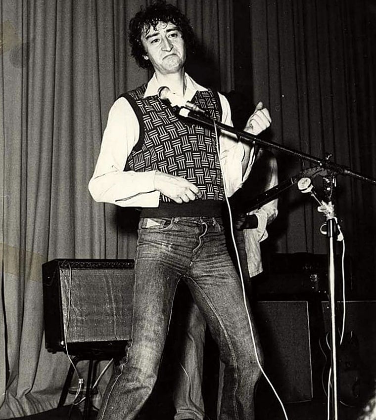 Un joven Silvio en plena actuación