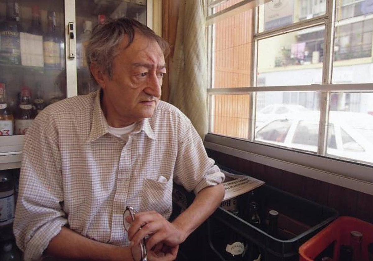 Silvio Rodríguez mira por la ventana de un bar