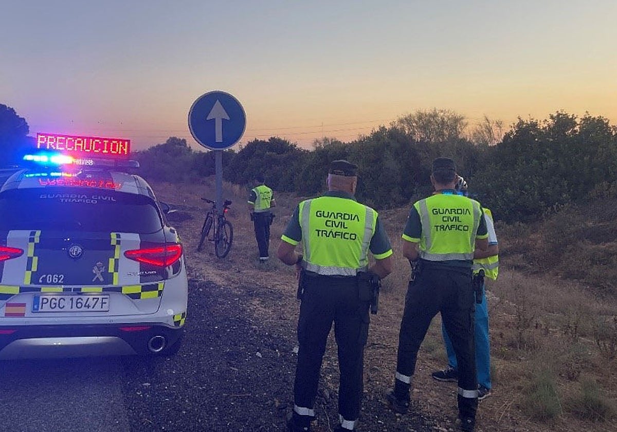 Los agentes de la Guardia Civil que interceptaron al ciclista