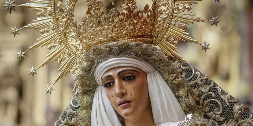 La Esperanza de Triana ya está en las andas para su misión en el Polígono Sur de Sevilla