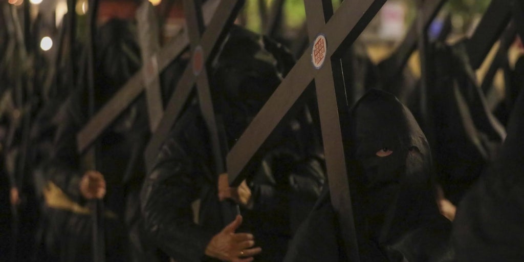 La Madrugada duraría casi 10 horas en carrera oficial si el tiempo de paso aumentara tanto como el número de nazarenos