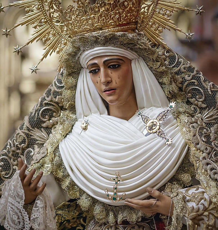 Imagen principal - Así amanece este miércoles la Esperanza de Triana, a un día de ser trasladada a Santa Ana y comenzar el sábado la Misión al Polígono Sur