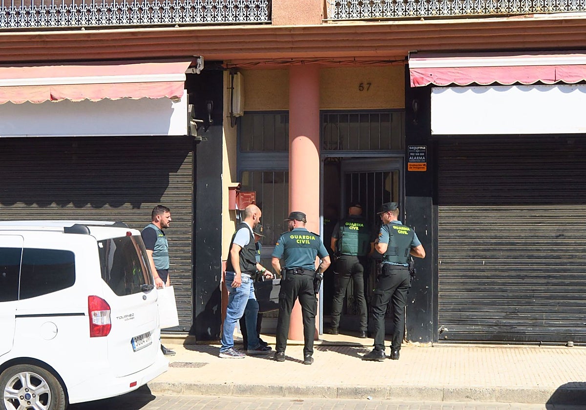 Agentes de la Guardia Civil entrando en el bloque donde vivía la víctima
