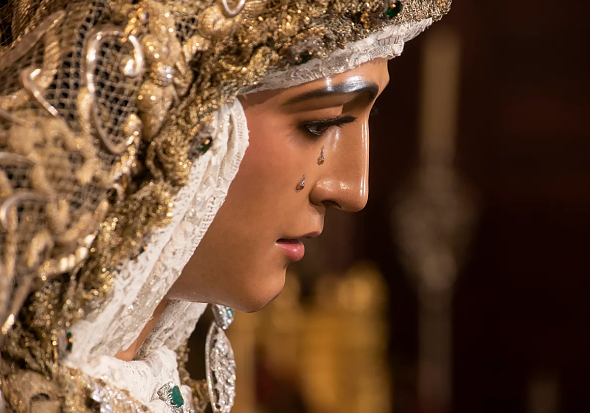La Virgen de la Esperanza de Triana en besamanos, en su Capilla de los Marineros