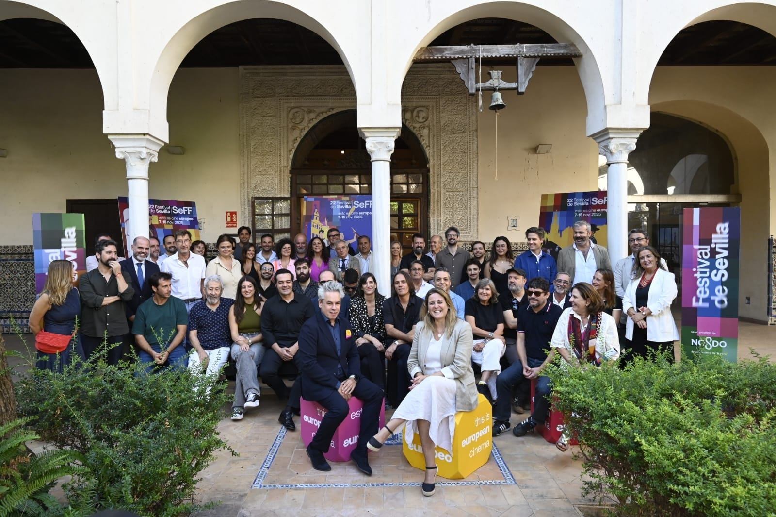 La delegada y el director del Festival de Cine Europeo, junto a directores, productores y actores