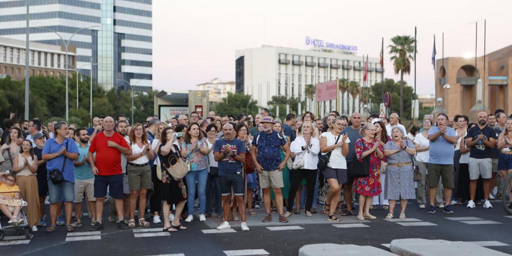 Cientos de vecinos de Sevilla Este cortan la avenida Luis Uruñuela para protestar por el tranvibús