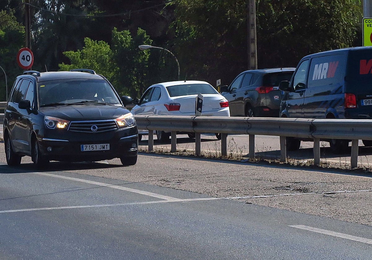 La falta de inversión ha provocado graves desperfectos en la carretera SE-20