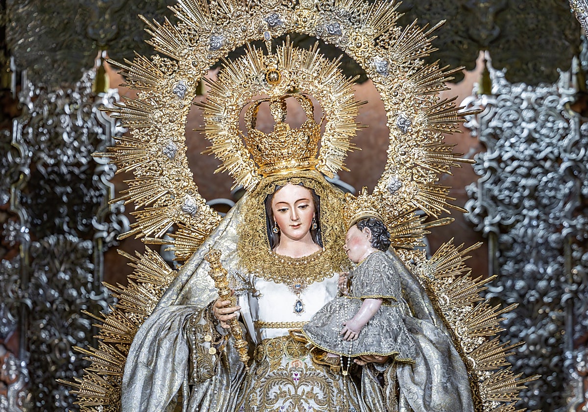 La Virgen del Rosario, en el camarín de la basílica de la Macarena