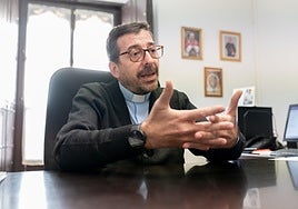 Salvador Diánez, párroco de la parroquia de San Pío X, a la que se desplazará la Esperanza de Triana el sábado