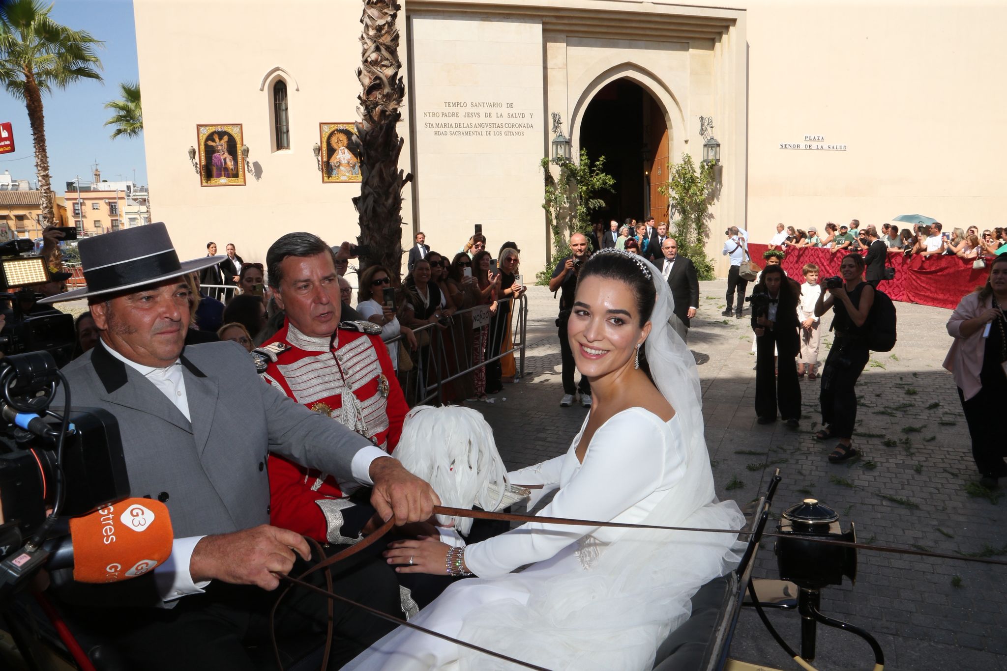 Los novios en la plaza del Señor de la Salud