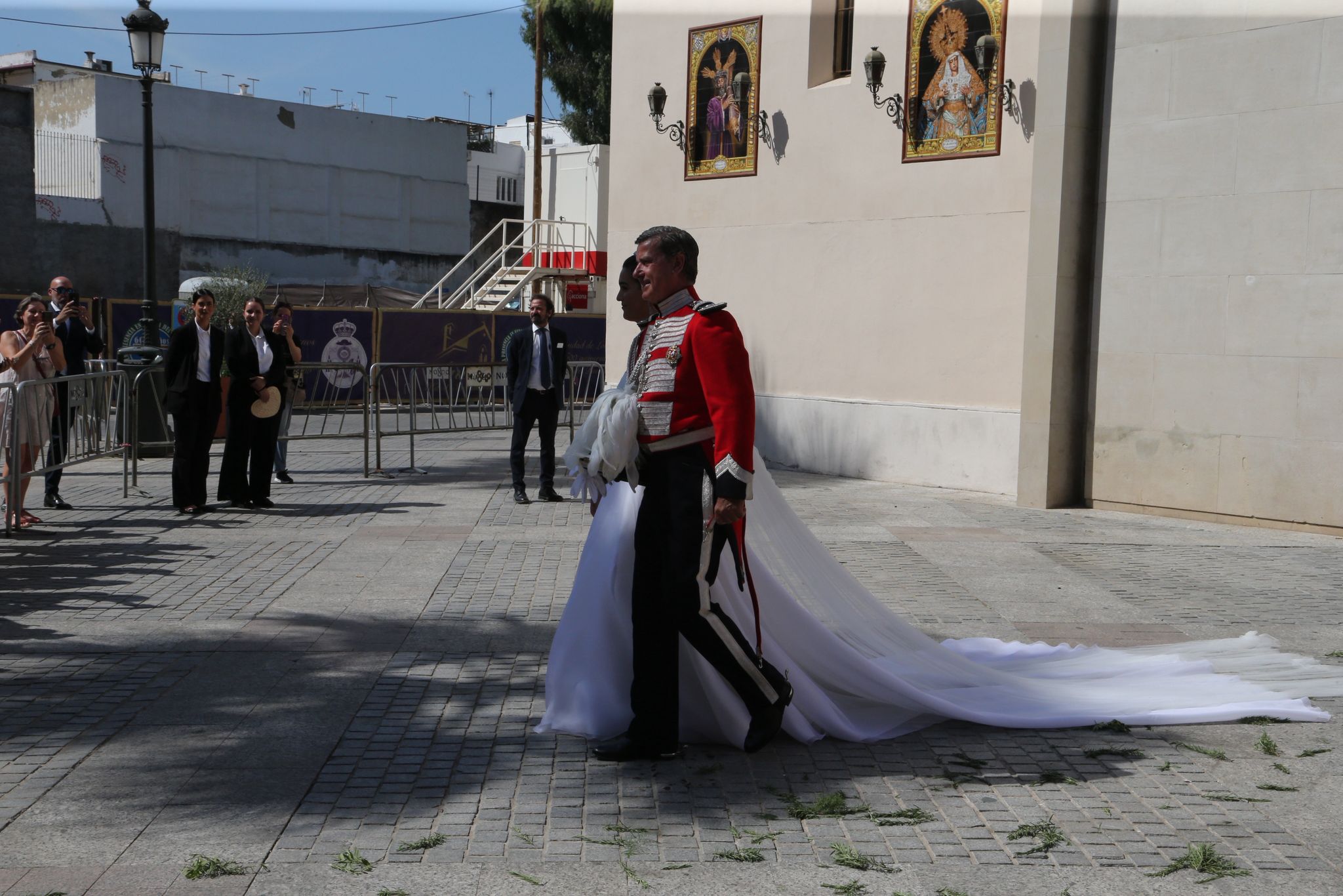 La salida de los novios del santuario de la hermandad de los Gitanos