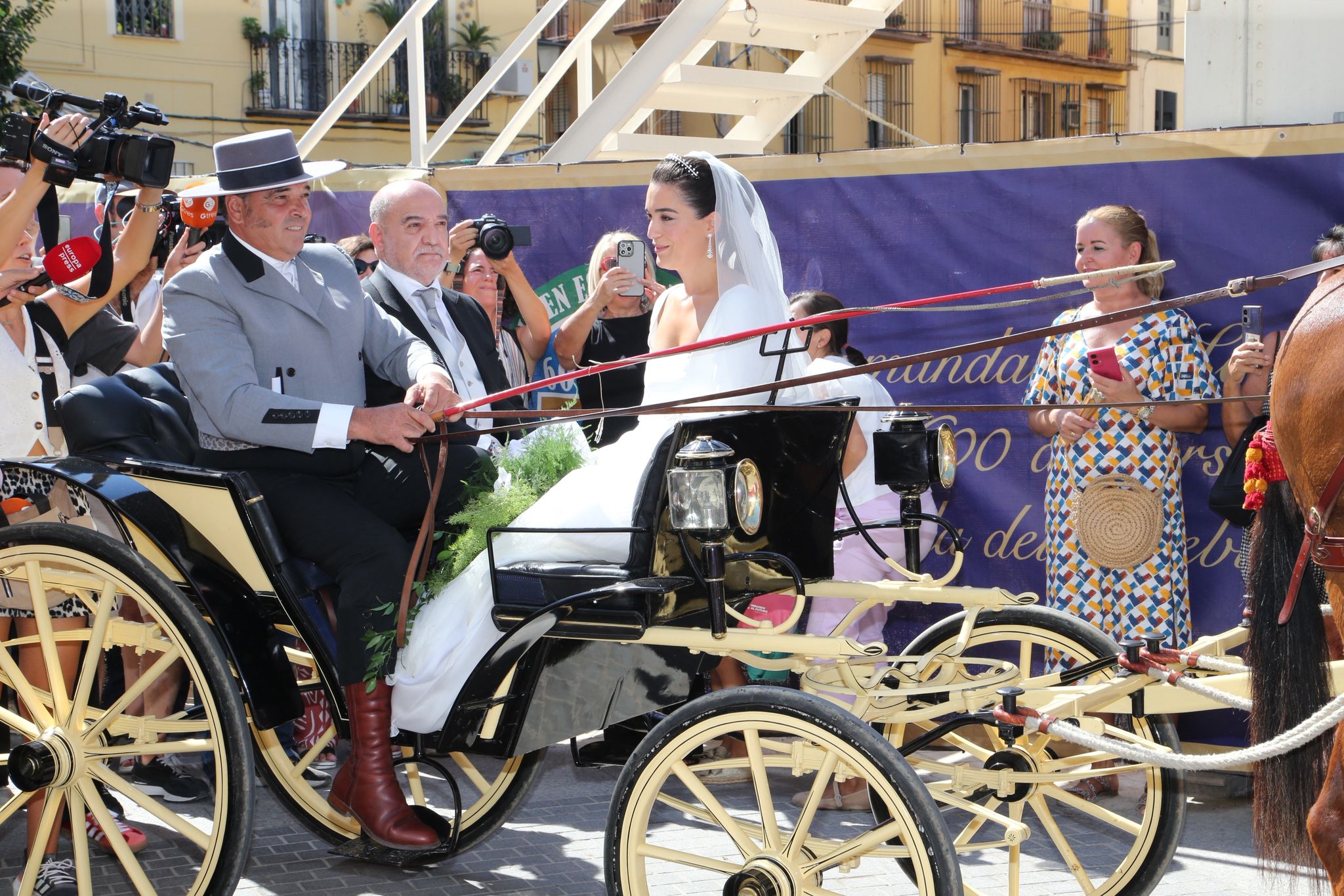 Bárbara Mirjan en un coche de caballos