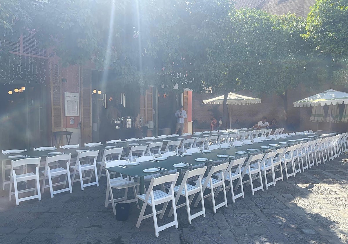 Disposición de mesas del bar que ha sido sancionado en la plaza de la Alianza