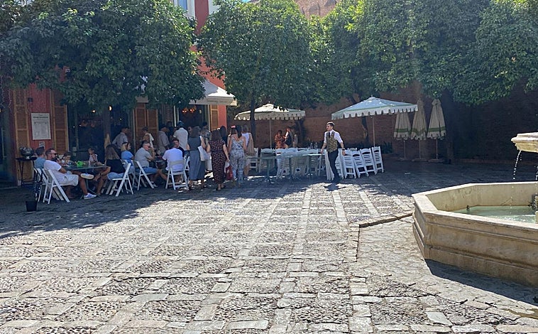 Imagen principal - Multan a un bar de Sevilla por poner 75 sillas cuando sólo tenía autorizadas ocho para veladores