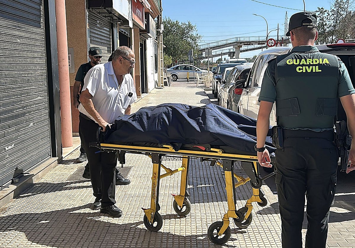 El cuerpo de la mujer asesinada en Brenes es trasladado por los servicios funerarios