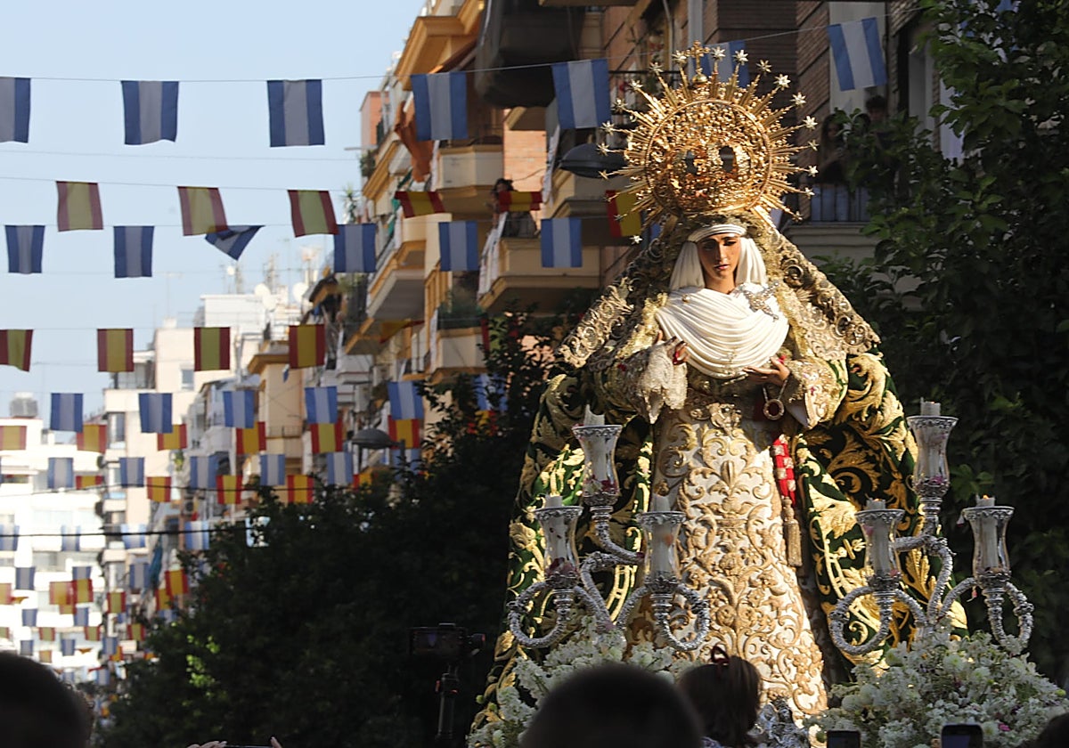 La Esperanza de Triana saliendo de la calle Asunción