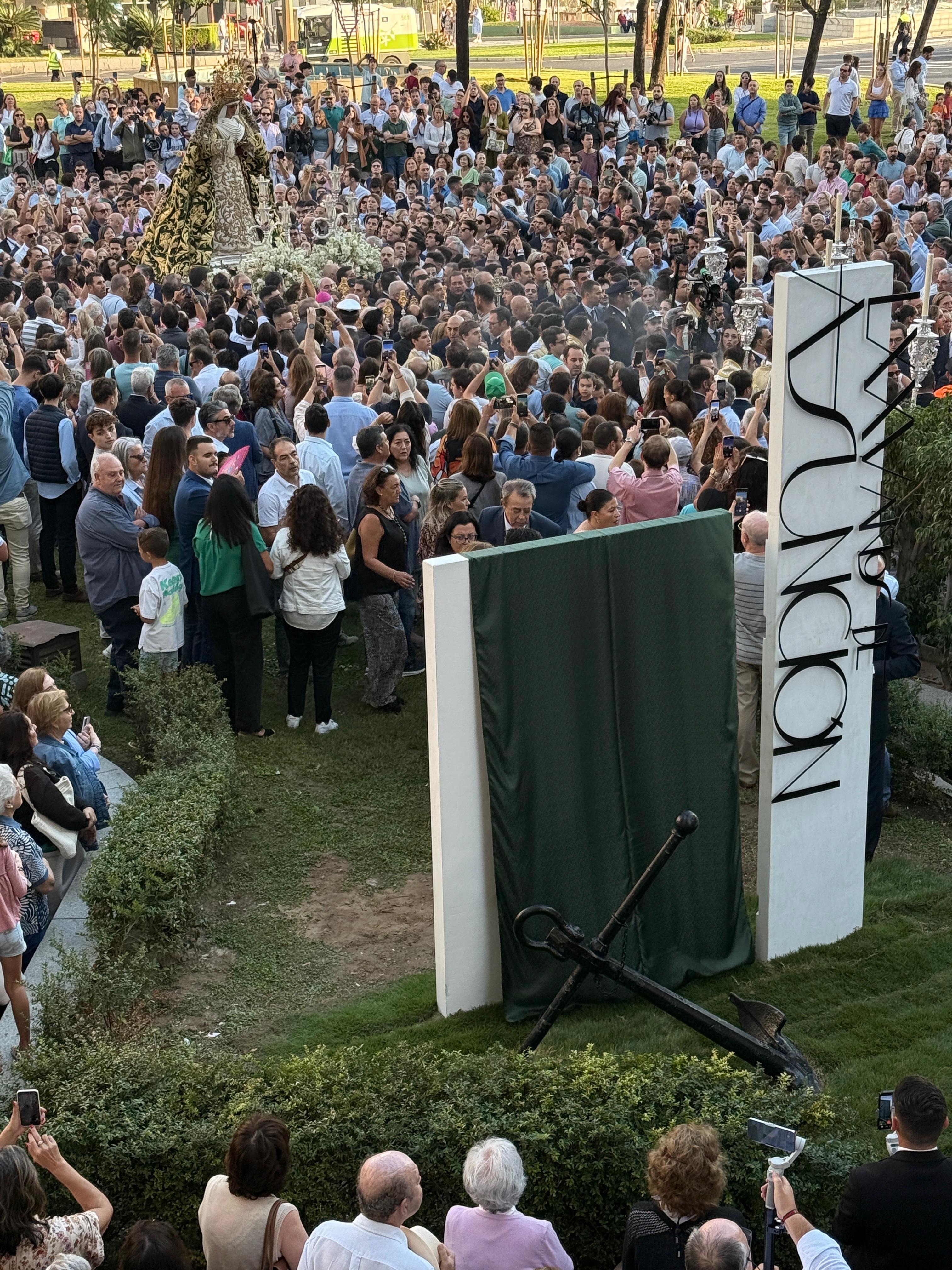 Ante el monolito inaugurado este sábado