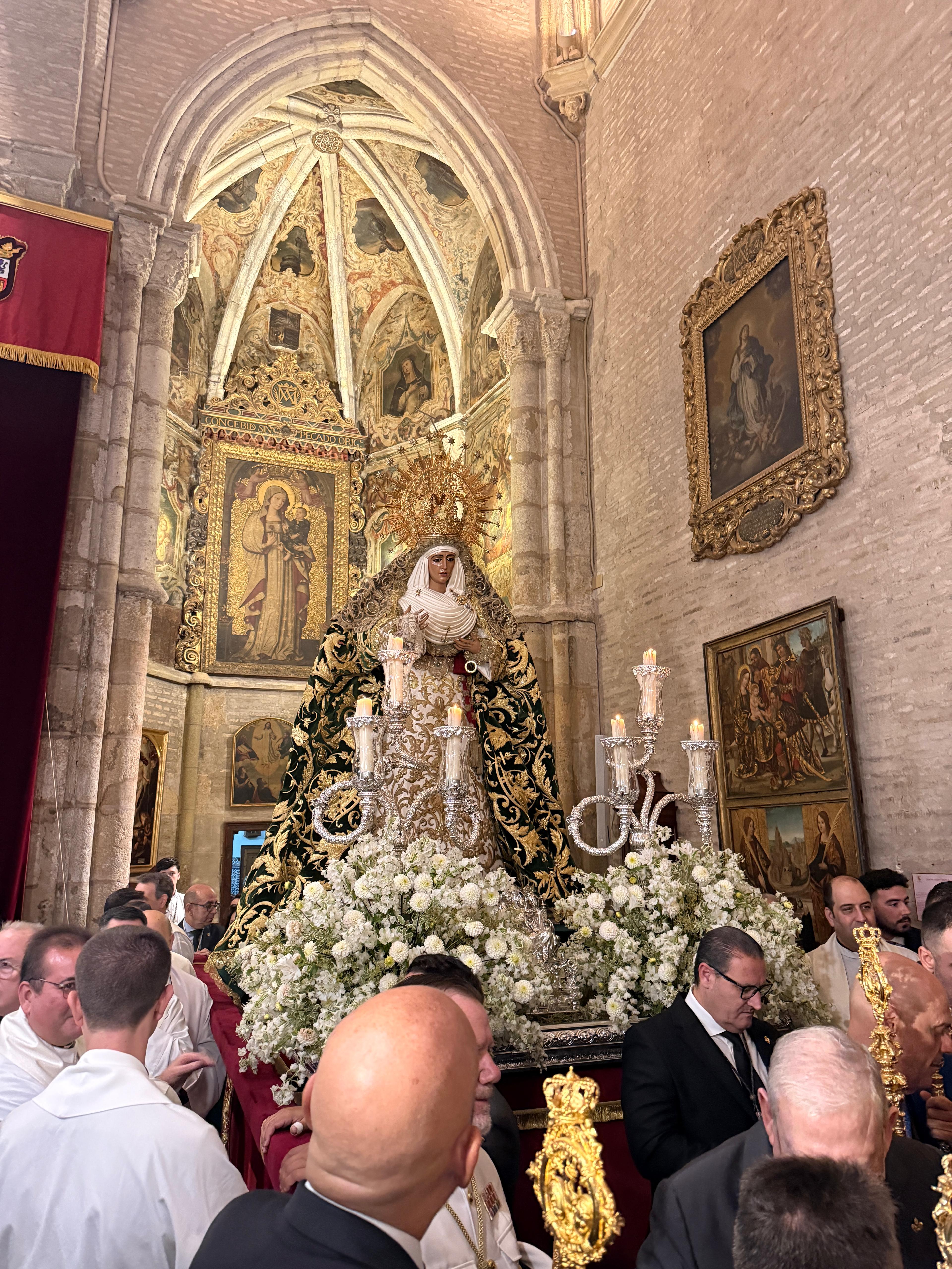 Con el fondo del cuadro de la Virgen de la Antigua en Santa Ana