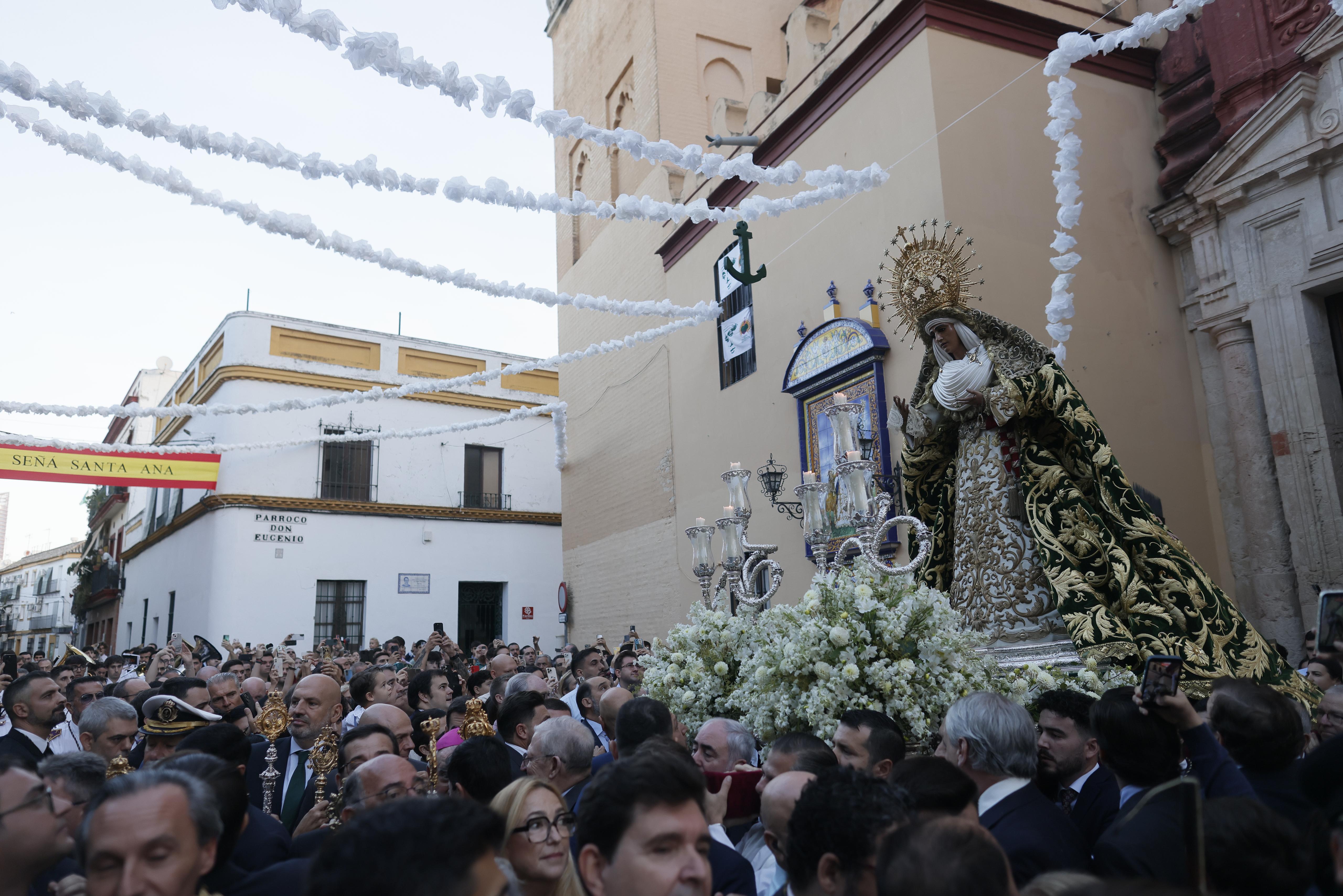 Saliendo de la parroquia de Santa Ana