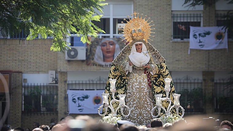 La Esperanza de Triana, a su paso por el Polígono Sur este sábado