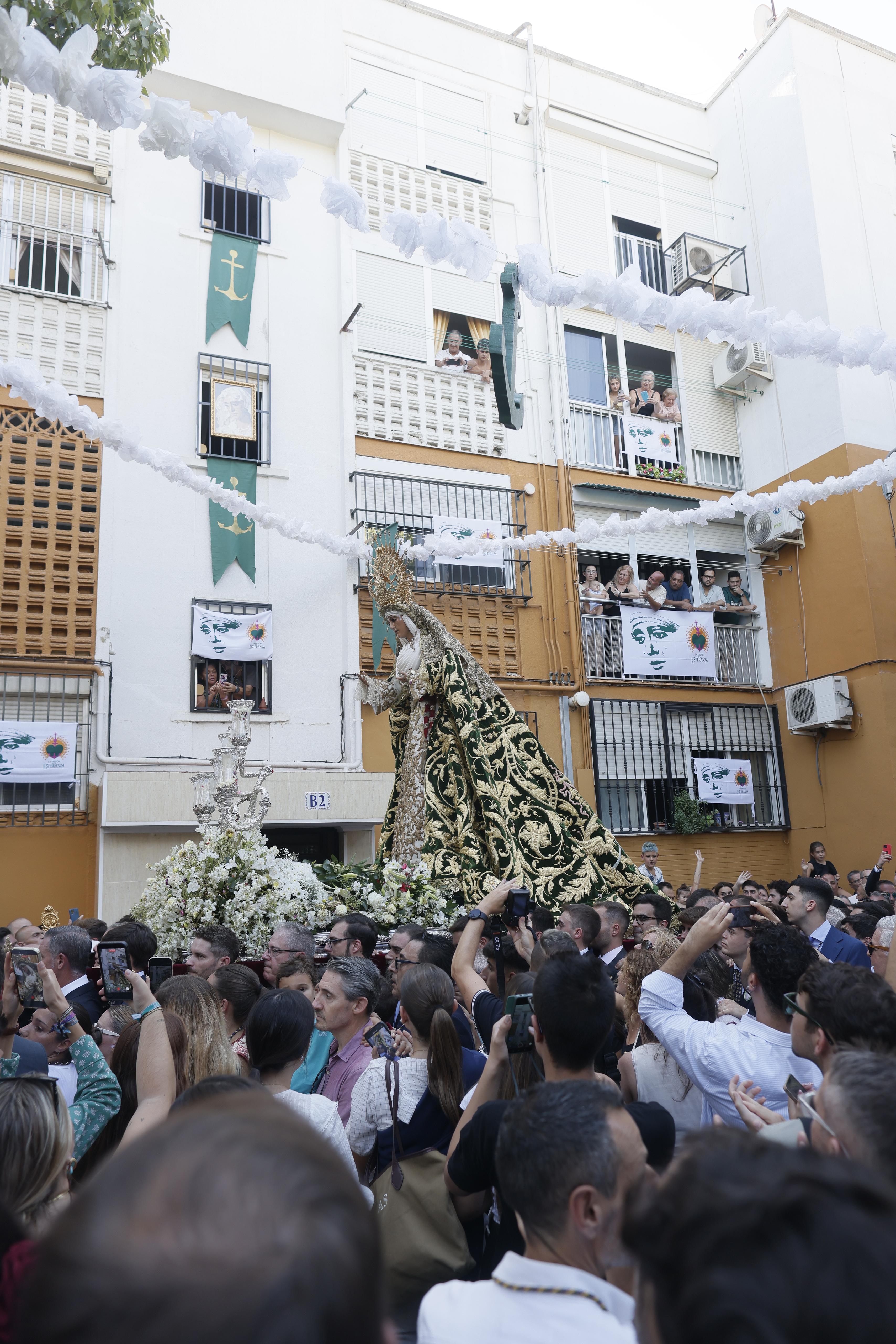 Los balcones llenos se rinden ante el paso de la Virgen