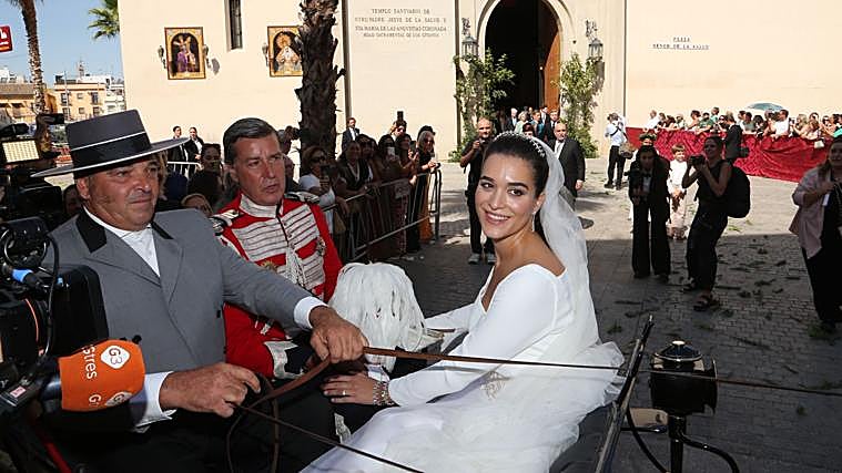 El ya matrimonio se marcha de la plaza Señor de la Salud en coche de caballos