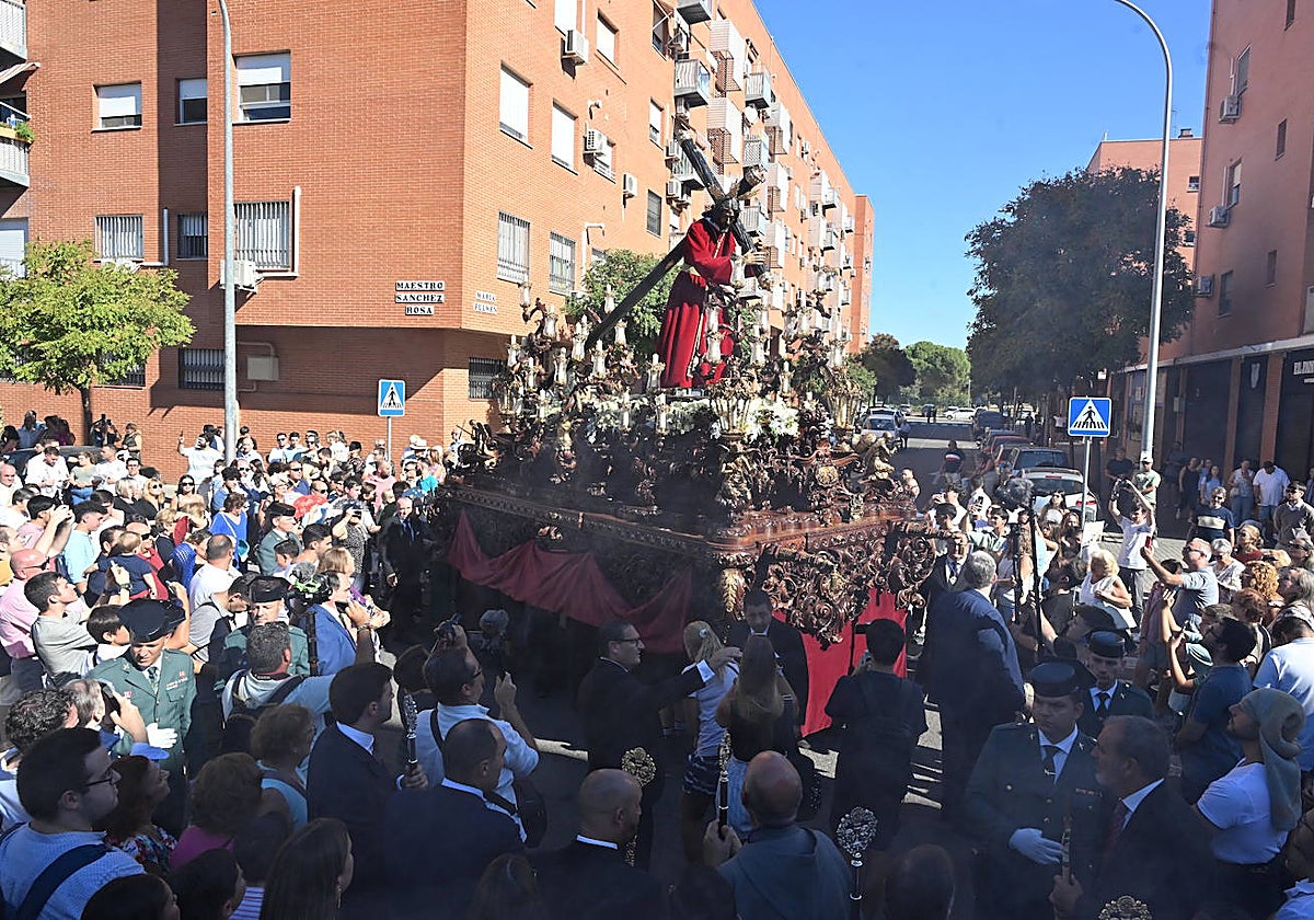 El Señor del Divino Perdón recorre las calles del barrio de Alcosa