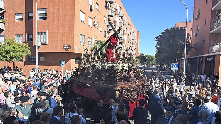 Alcosa se rinde al Señor del Divino Perdón en la procesión del 25 aniversario fundacional