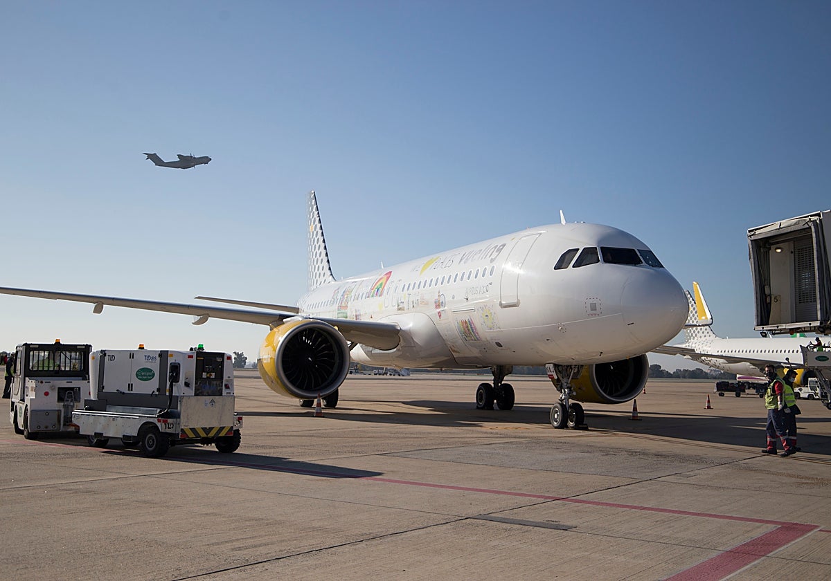 Un avión de Vueling en el aeropuerto de Sevilla