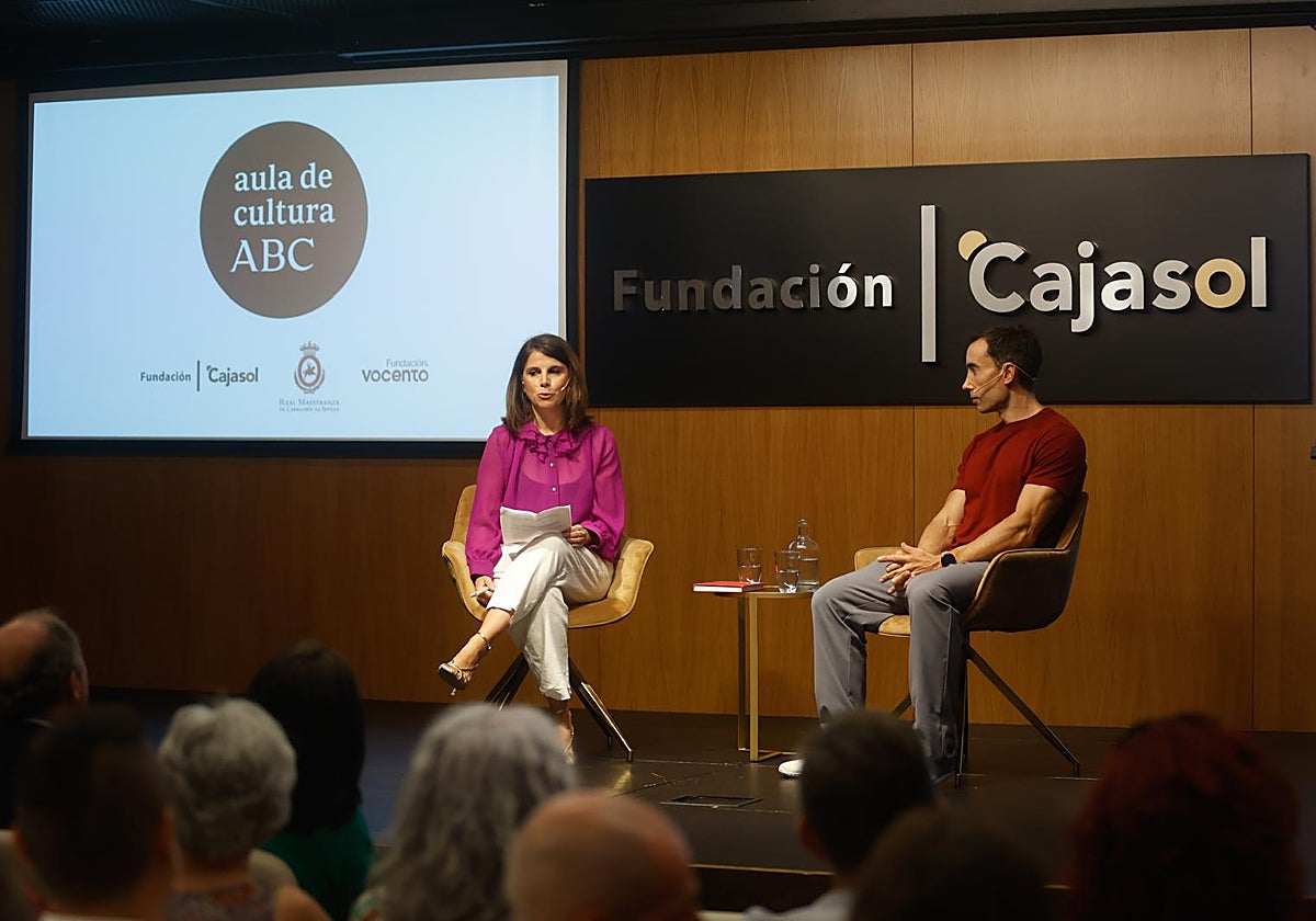 Rocío Vázquez junto a Marcos Vázquez, en el Aula de Cultura de ABC