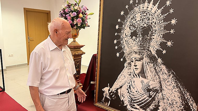 Mariano González, uno de los parroquianos que colabora en San Pío X, contempla un cuadro de Nuestra Señora de la Esperanza