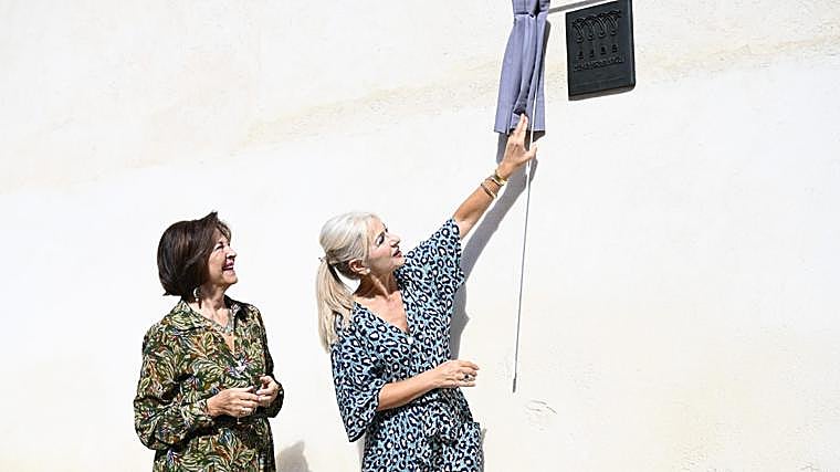 Patricia del Pozo descubre la placa de Hispania Nostra en compañía de su presidenta, Araceli Pereda