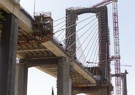 El Puente del Centenario de Sevilla se cortará al tráfico esta noche