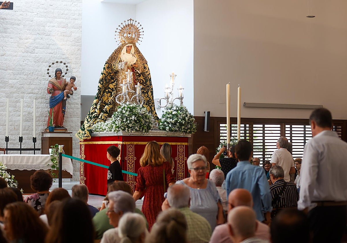 La Esperanza de Triana recibe la visita de decenas de fieles un día después de llegar al Polígono Sur