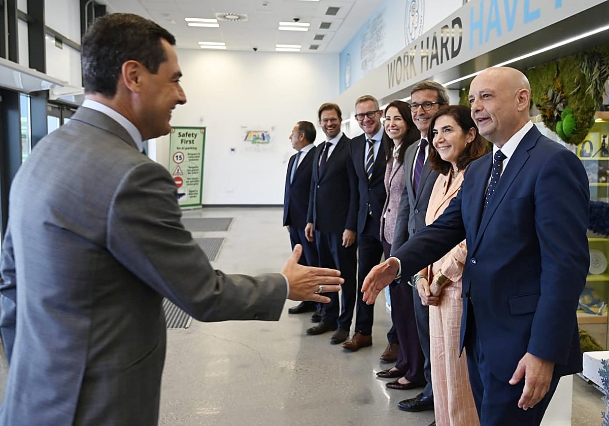 El presidente de la Junta de Andalucía, Juanma Moreno, visita el centro de Amazon en su quinto aniversario