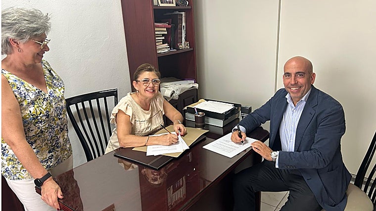 Firma del contrato del nuevo manto de la Virgen de la Presentación del Calvario
