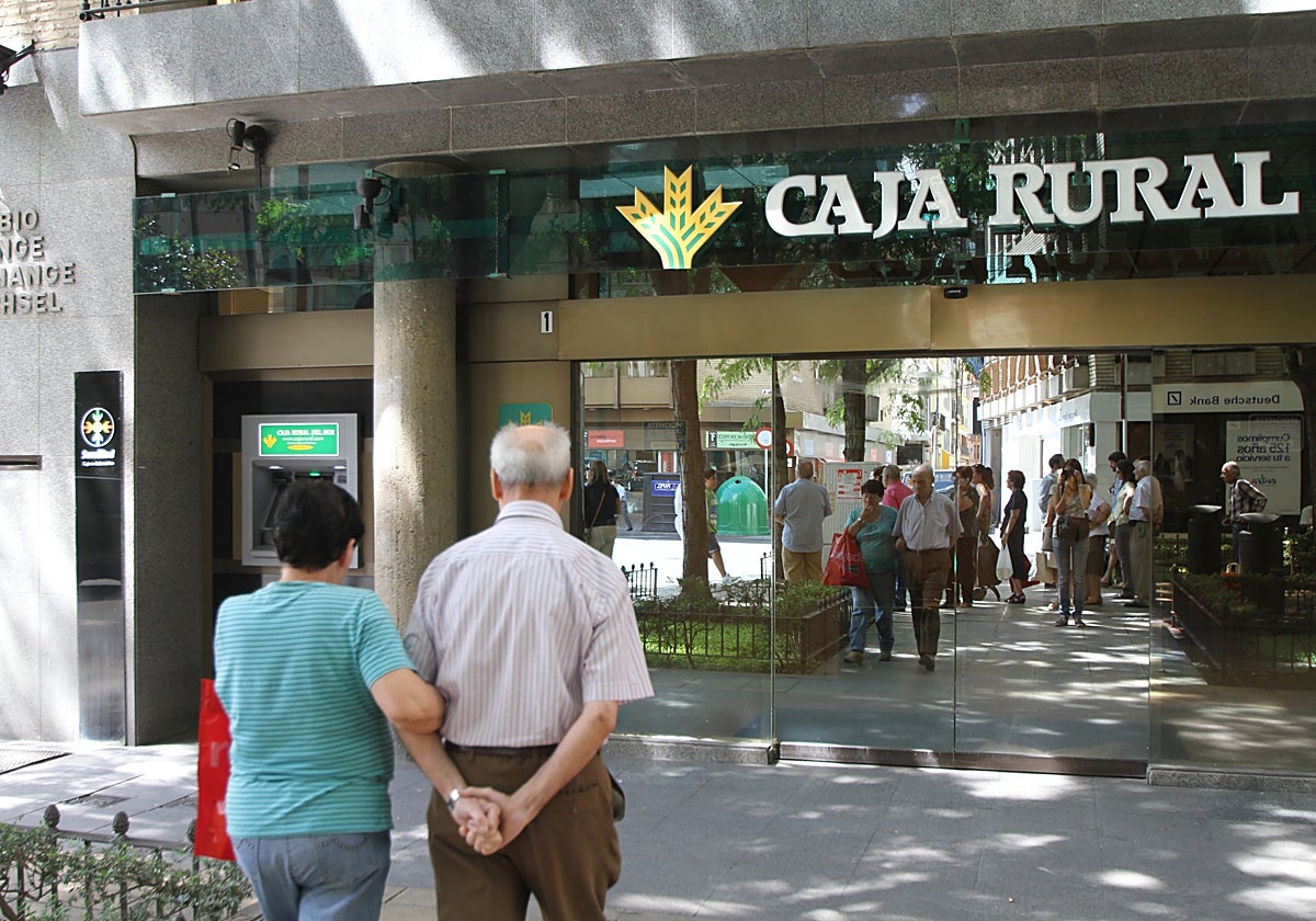 Entrada principal de la sede de Caja Rural del Sur en Sevilla