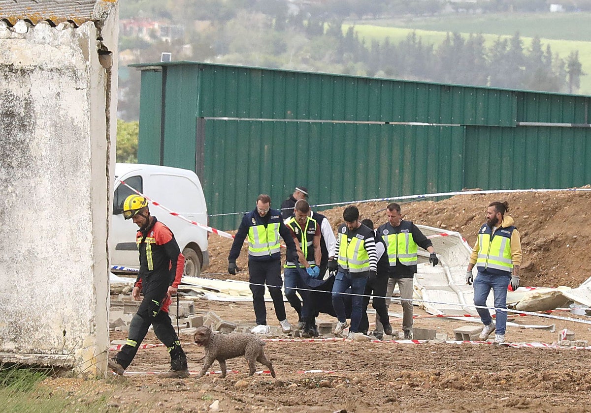 Rescate del cuerpo de uno de los fallecidos en Coria