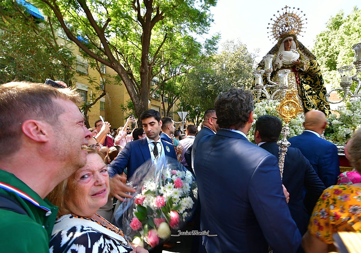 Daniel Sánchez se rompe junto a su madre delante de la Esperanza a su paso por la calle Getsemaní