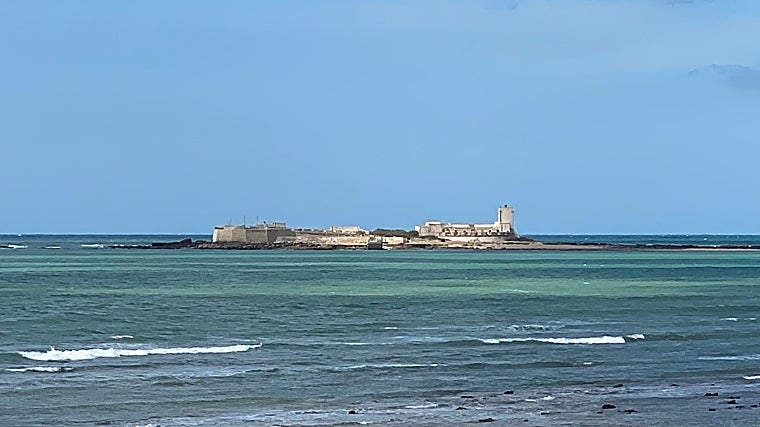 El castillo de Sancti Petri (San Fernando, Cádiz) se levanta sobre el islote donde, según las fuentes clásicas, se alzaba el templo de Hércules Gaditano. Allí acudió Julio César tras la batalla de Munda para rendir honores al héroe mítico y protector de Roma antes de dirigirse hacia Hispalis por la Vía Heraclea